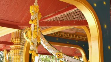 花装饰东方建筑美丽的花作文挂天花板观赏建筑佛教徒寺庙阳光明媚的一天泰国